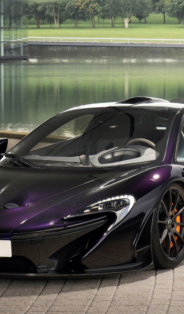 Быстрый автомобиль McLaren P1 у воды