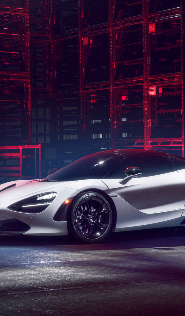 Автомобиль McLaren 720S в здании