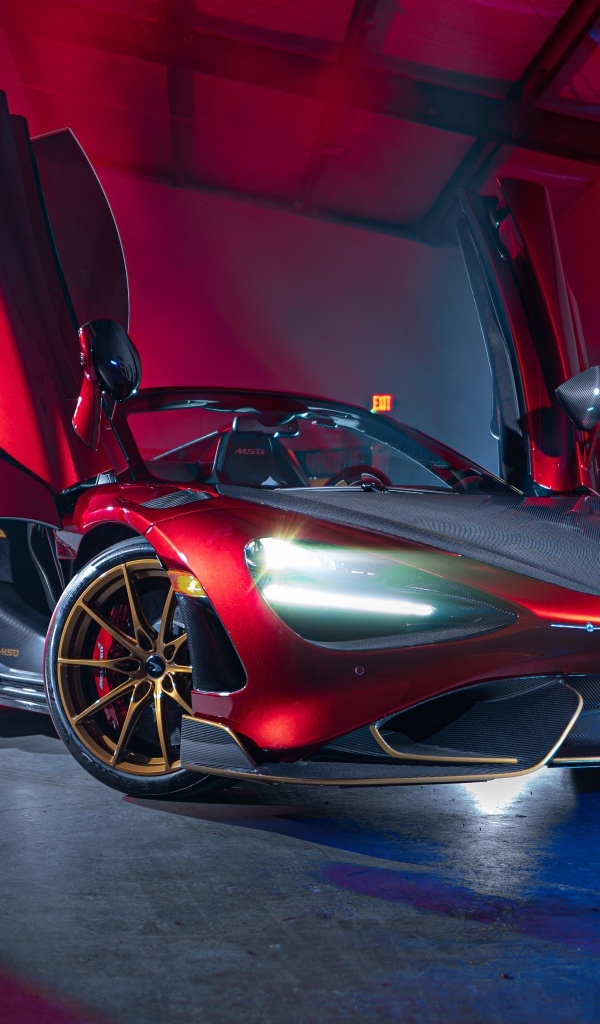 Автомобиль McLaren 765LT Spider с открытыми дверями