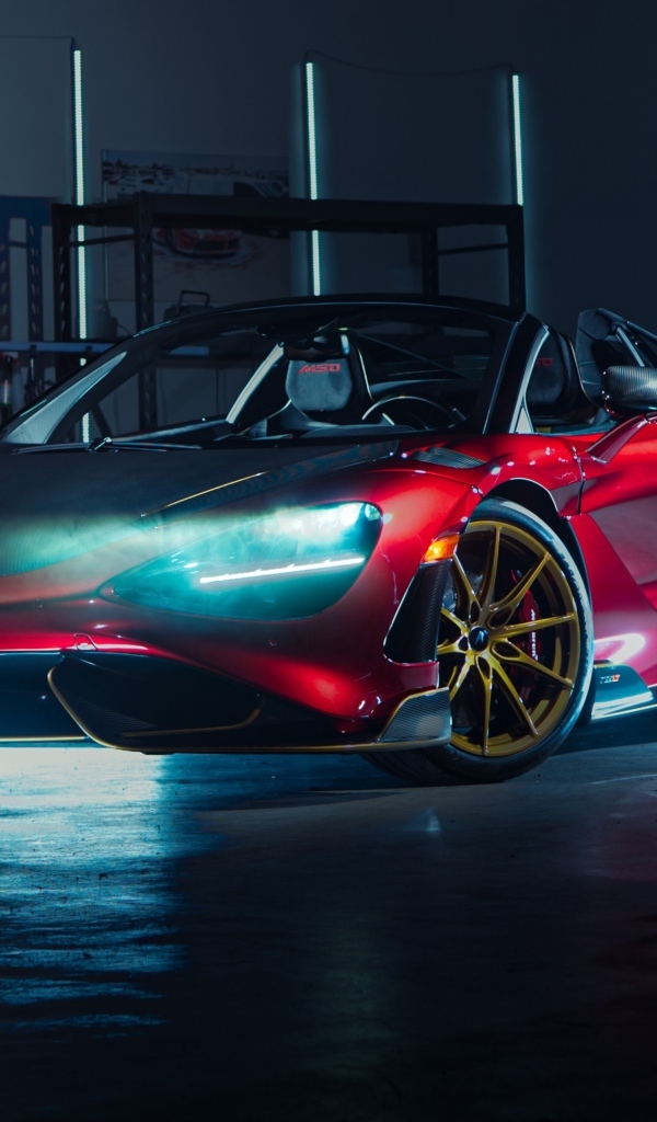 Спорткар McLaren 765LT Spider с включенными фарами