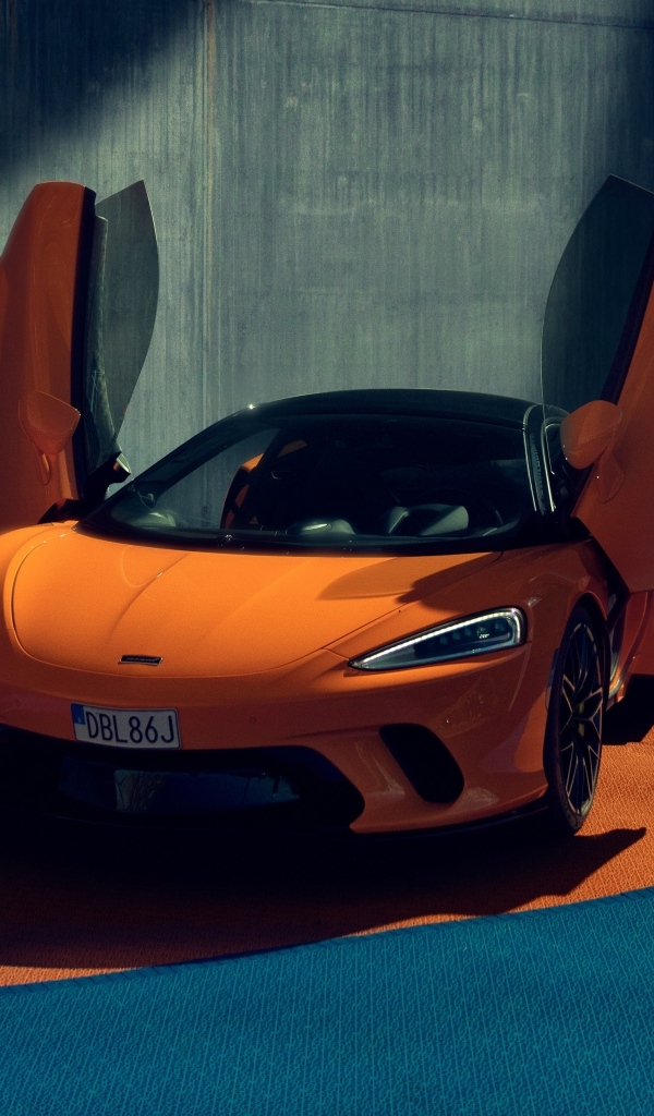 Спорткар McLaren GT с открытыми дверями