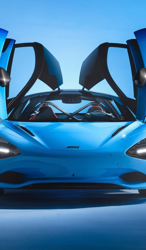 Автомобиль McLaren MSO 750S с открытыми дверями