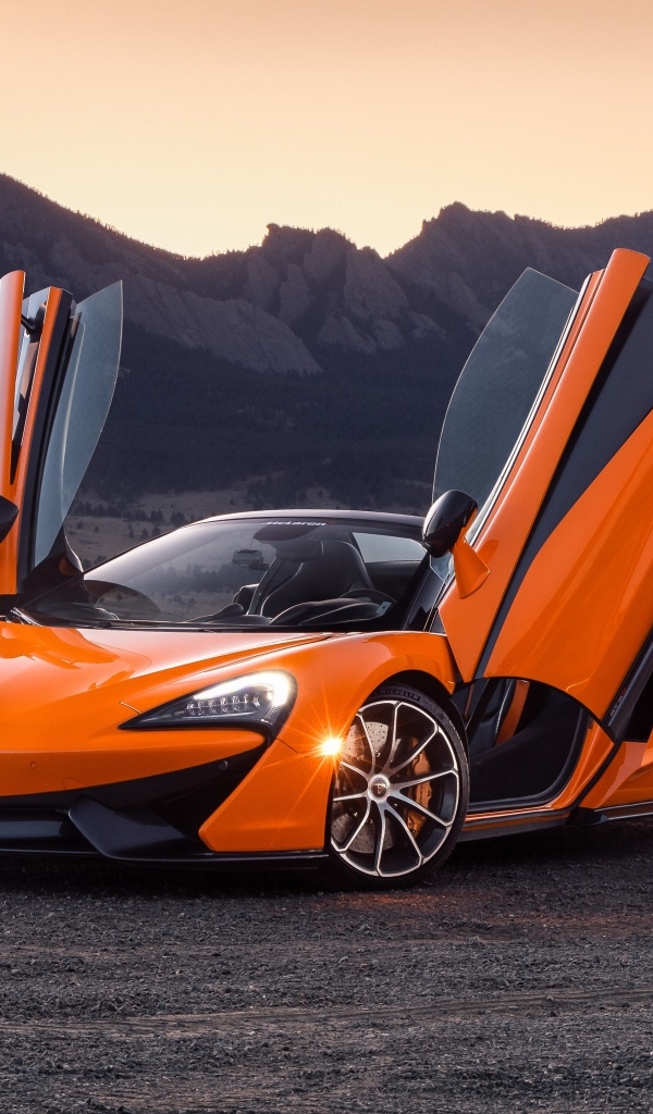 Оранжевый McLaren 570S Spider с открытыми дверями