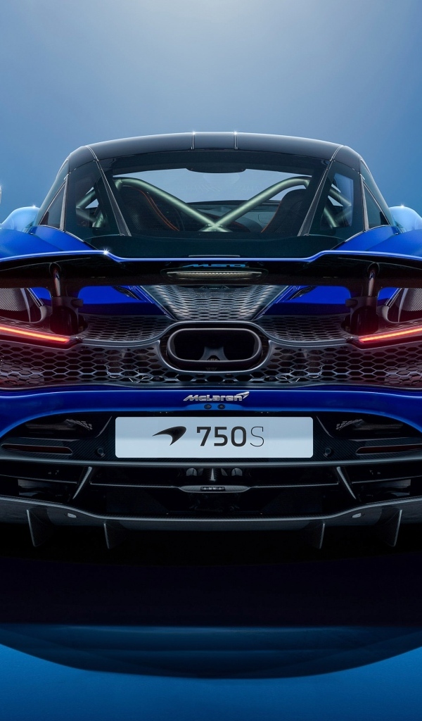 Вид сзади на синий автомобиль McLaren MSO 750S