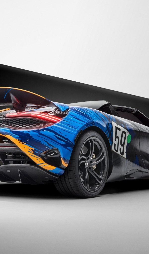 Вид сзади на автомобиль McLaren 750S