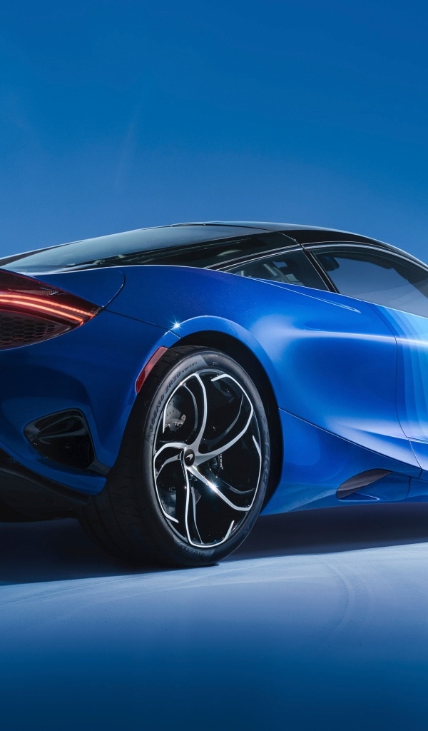 Вид сзади на автомобиль McLaren MSO 750S