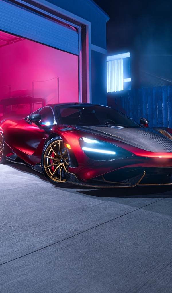 Красный  McLaren 765LT Spider у гаража