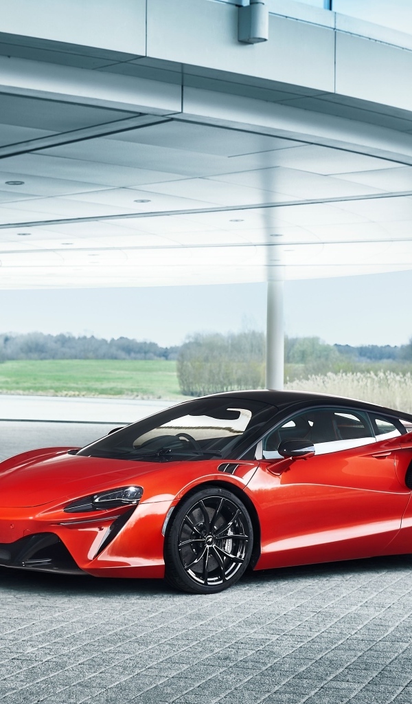 Красный спорткар McLaren ARTURA