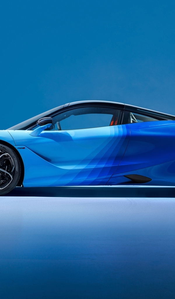 Вид сбоку на синий автомобиль McLaren MSO 750S