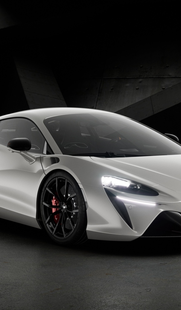 Серебристый автомобиль McLaren Artura 60th Anniversary Edition