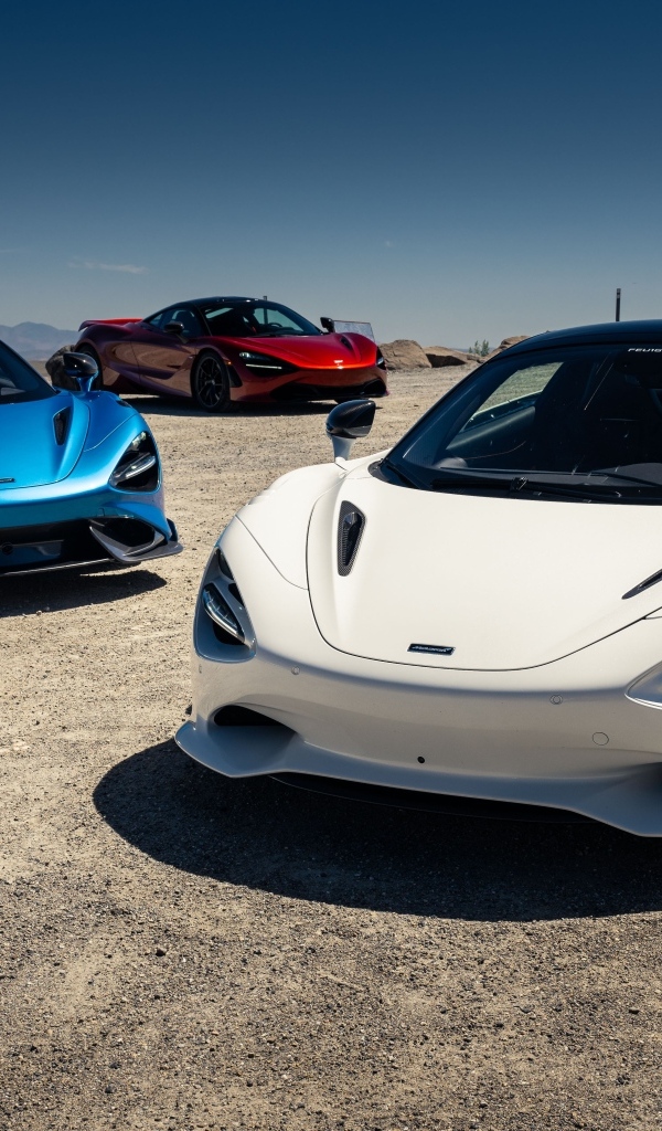 Два автомобиля McLaren 750S 2024 года