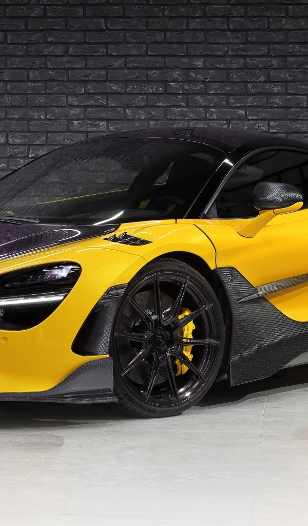 Желтый автомобиль McLaren 720S Fury