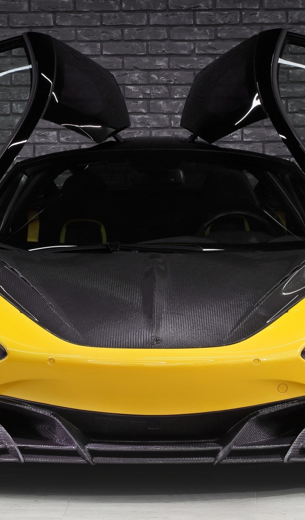 Желтый спорткар McLaren 720S Fury