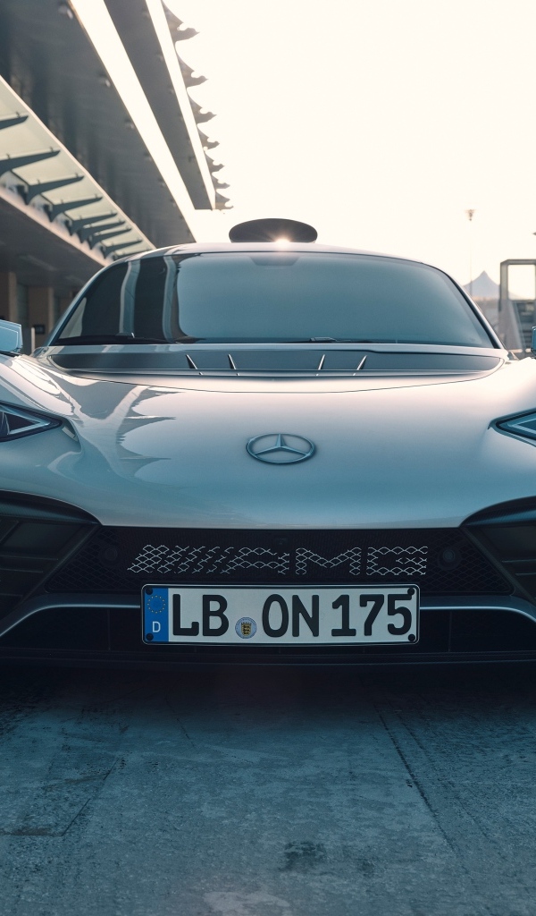 Спортивный автомобиль Mercedes-AMG ONE 2022 года