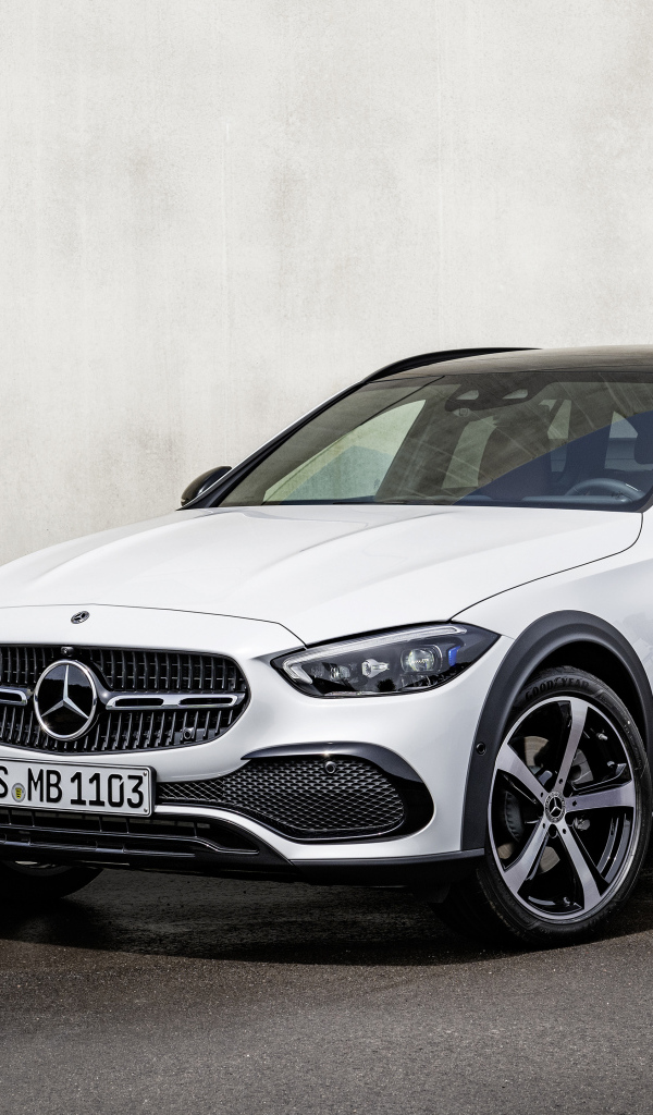 Белый автомобиль Mercedes-Benz C 300 4MATIC All-Terrain 2023 года