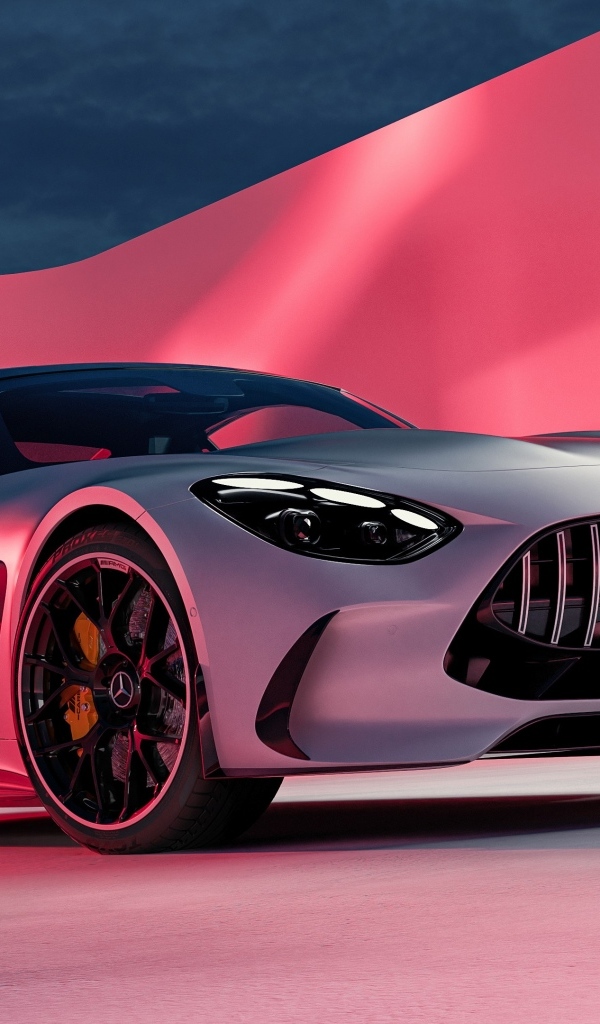 Автомобиль Mercedes AMG GT 2024 года на розовом фоне