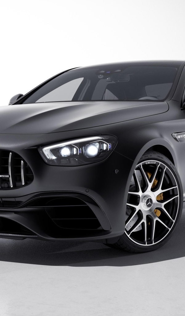 Черный автомобиль Mercedes-AMG E 63 S 4MATIC+