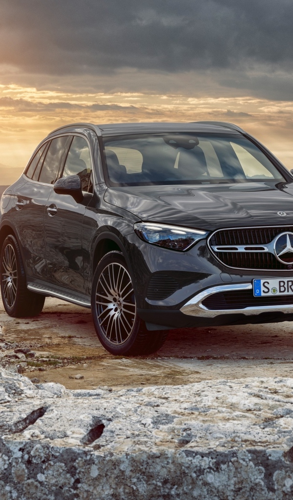 Черный внедорожник Mercedes-Benz GLC 300  на фоне заката