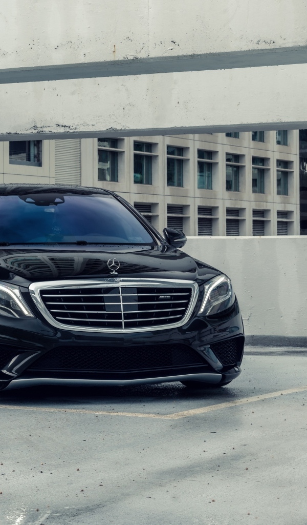 Черный автомобиль Mercedes-Benz S-Coupe S 63 AMG