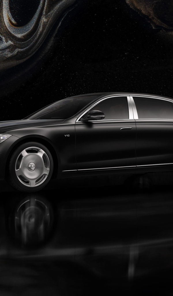 Черный автомобиль Mercedes MAYBACH S 680 4MATIC