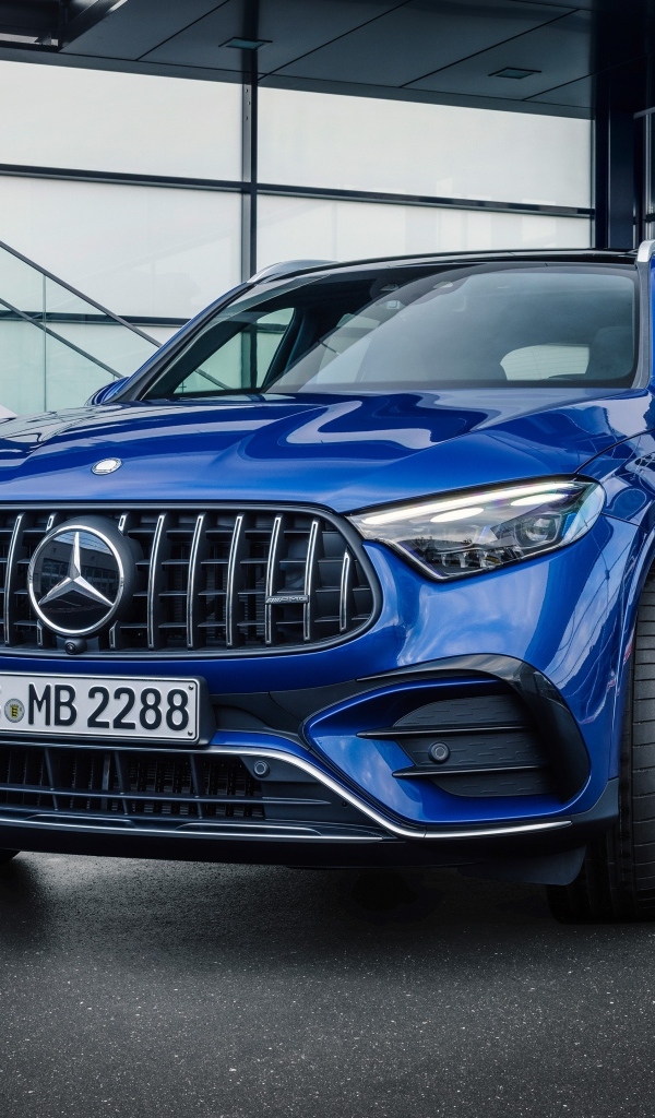 Синий автомобиль Mercedes-AMG GLC 43 4MATIC 2023 года