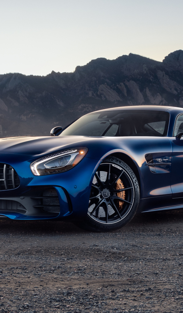 Синий автомобиль Mercedes-Benz AMG GT R в горах
