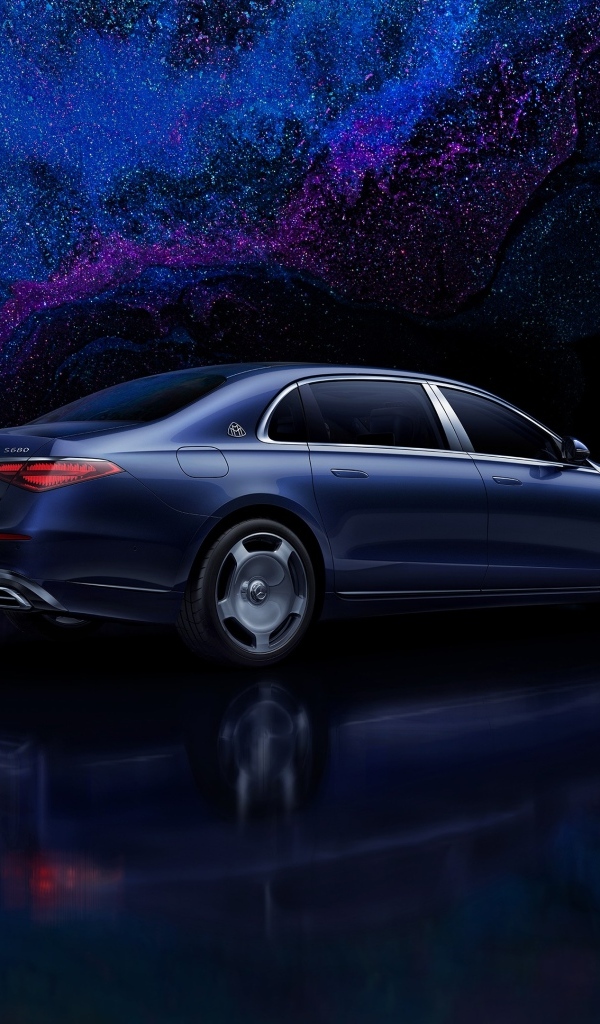 Синий автомобиль Mercedes MAYBACH S 680 4MATIC