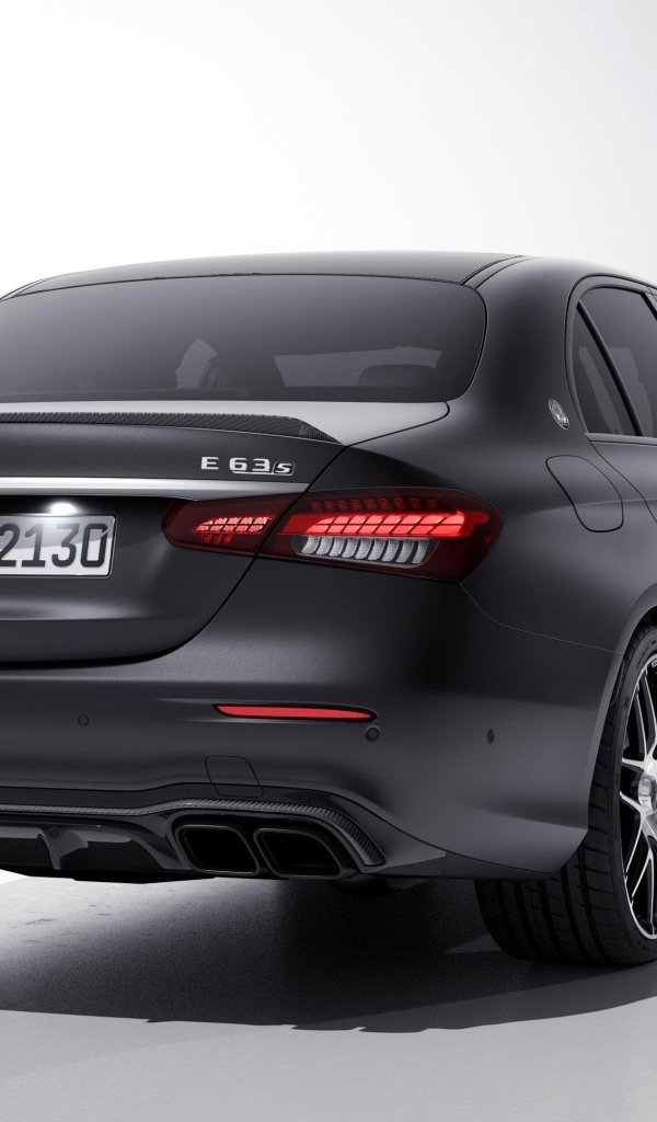 Автомобиль Mercedes-AMG E 63 S 4MATIC+ вид сзади на белом фоне