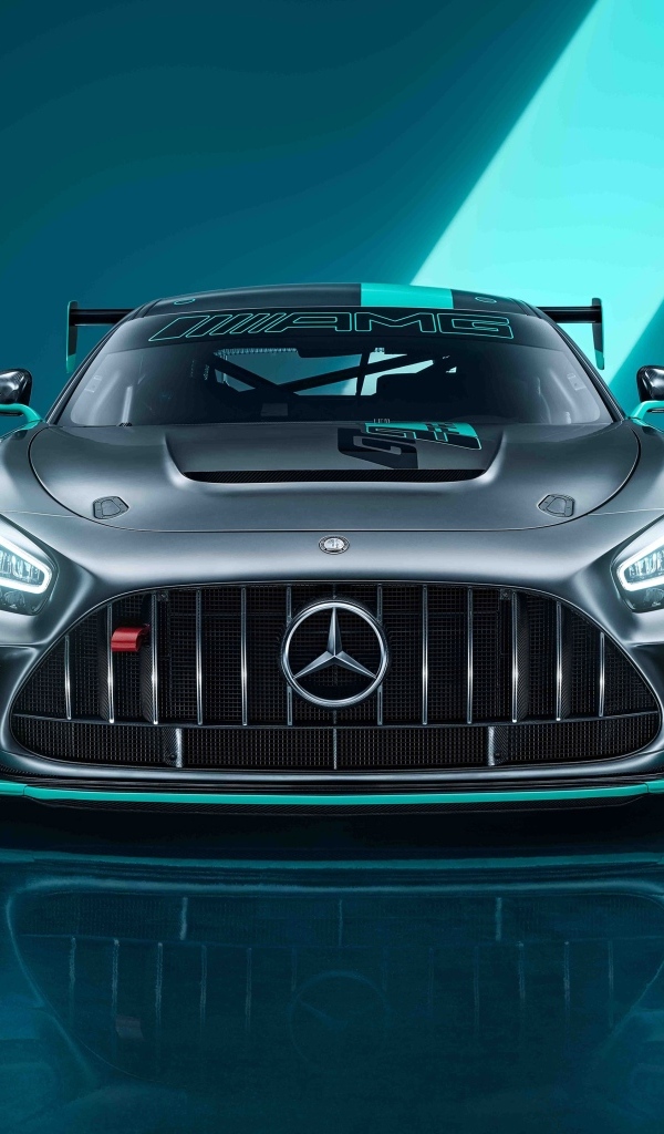Вид спереди на автомобиль Mercedes-AMG GT2 PRO 2023 года