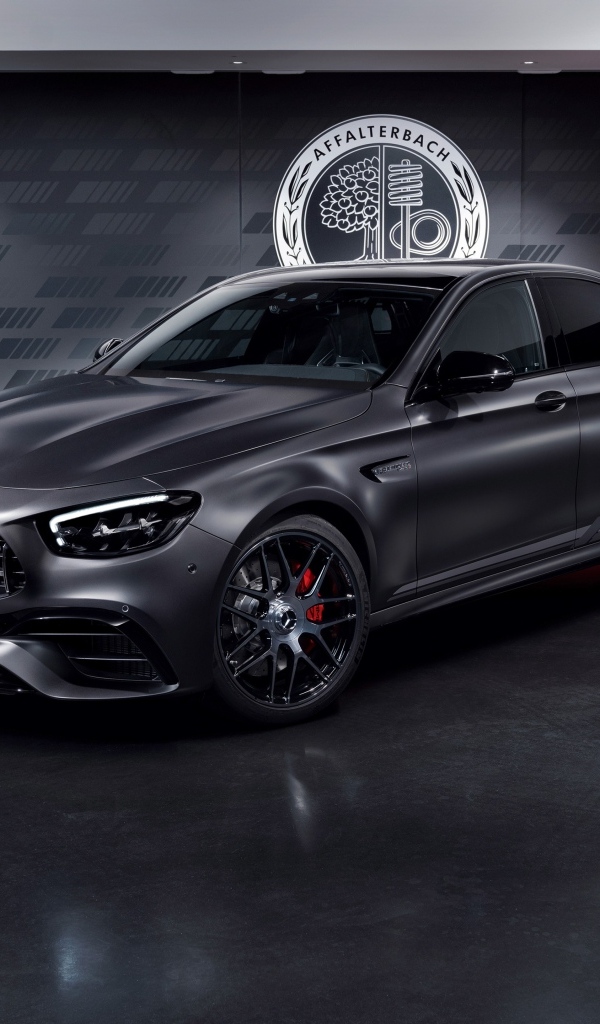 Автомобиль Mercedes-AMG E 63 S 4MATIC+ в здании