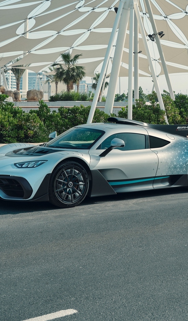 Автомобиль Mercedes-AMG ONE  у здания