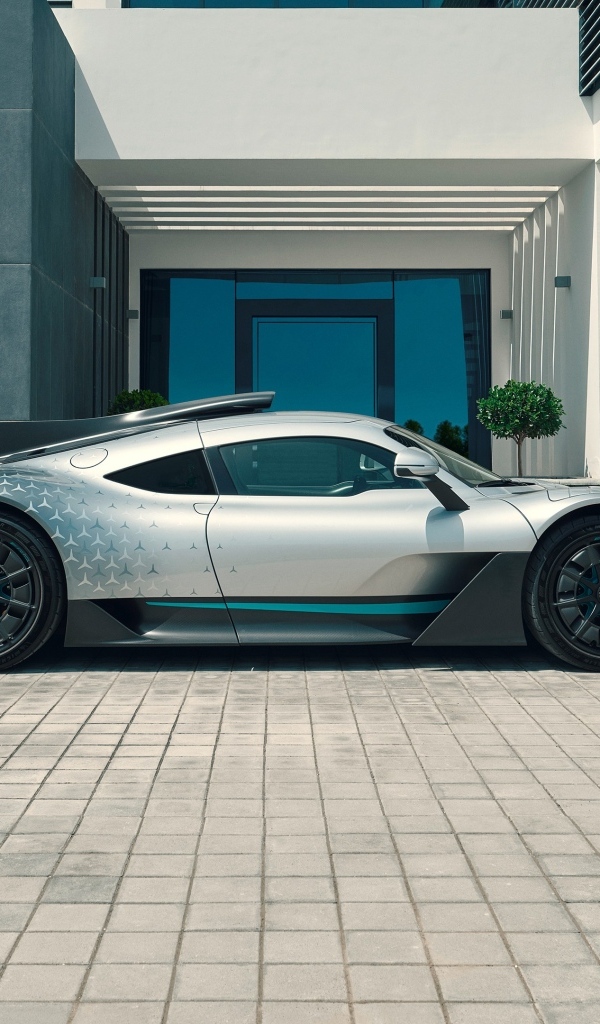 Автомобиль Mercedes-AMG ONE вид сбоку