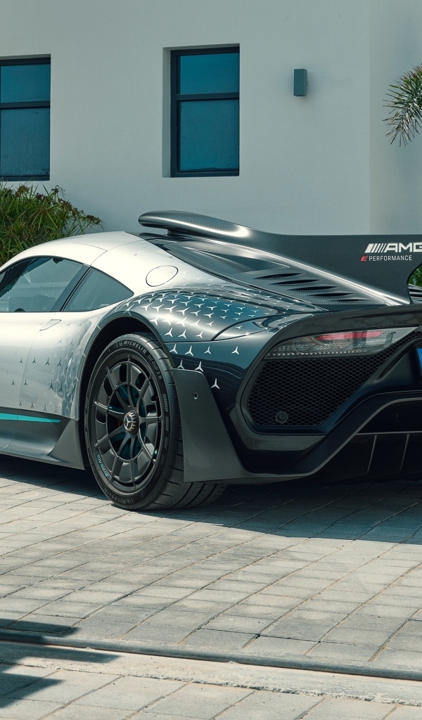 Автомобиль Mercedes-AMG ONE вид сзади