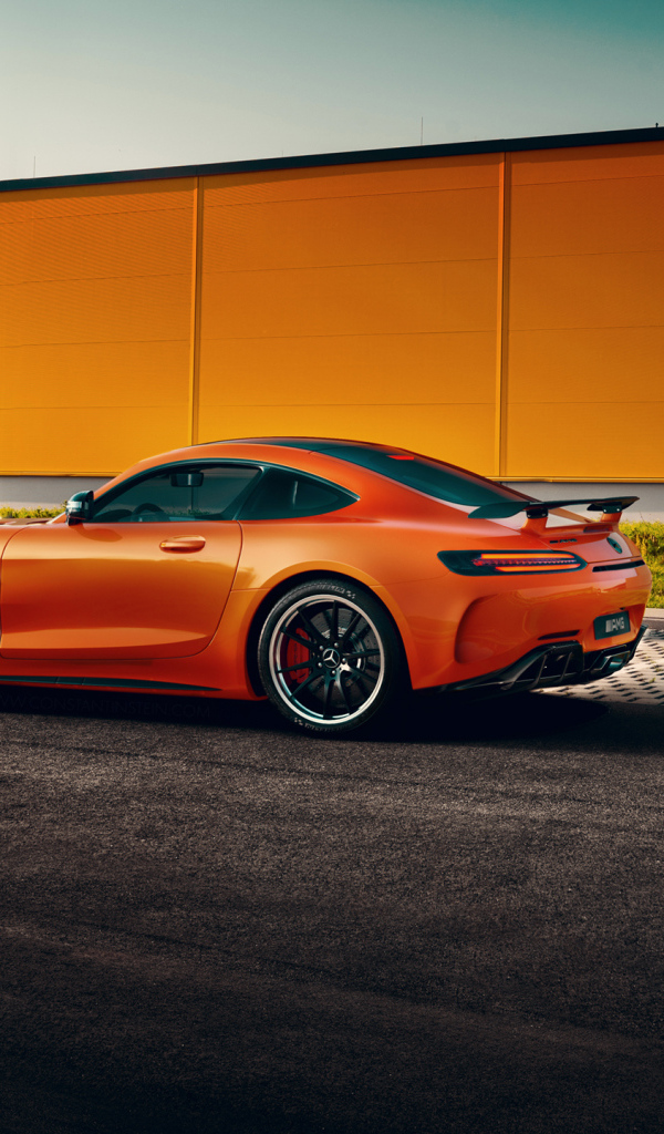 Автомобиль Mercedes-Benz AMG GT R у здания