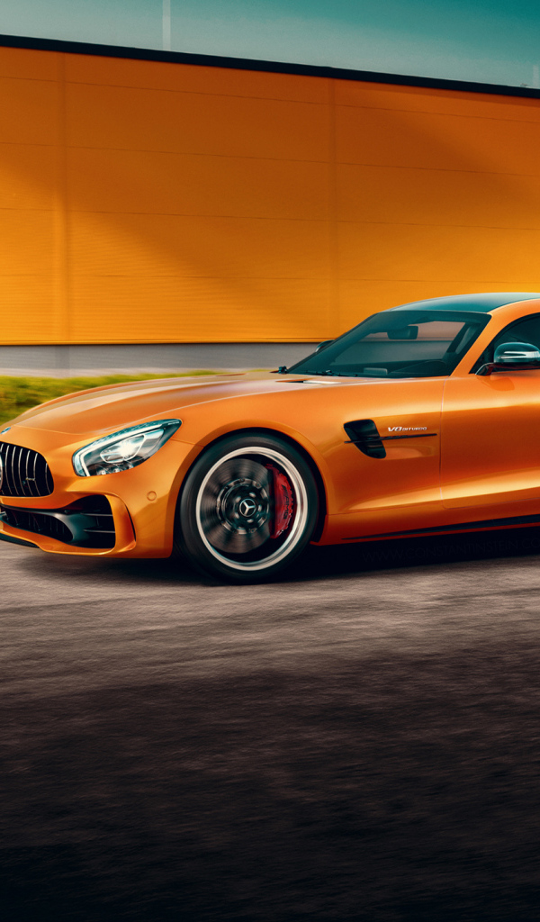 Оранжевый автомобиль Mercedes-Benz AMG GT R