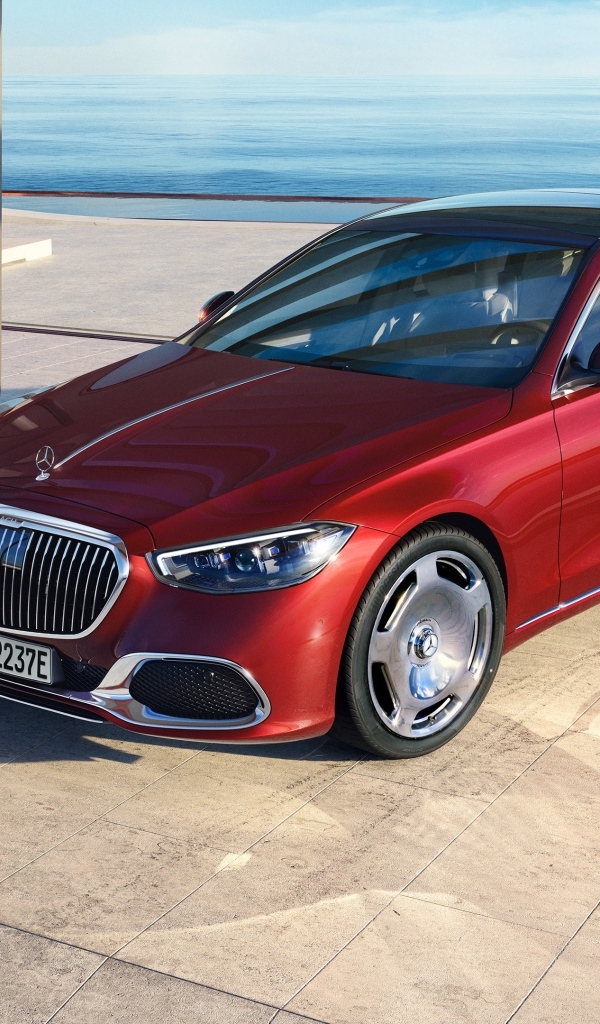 Автомобиль Mercedes-Maybach S 580 E 2023 года красного цвета
