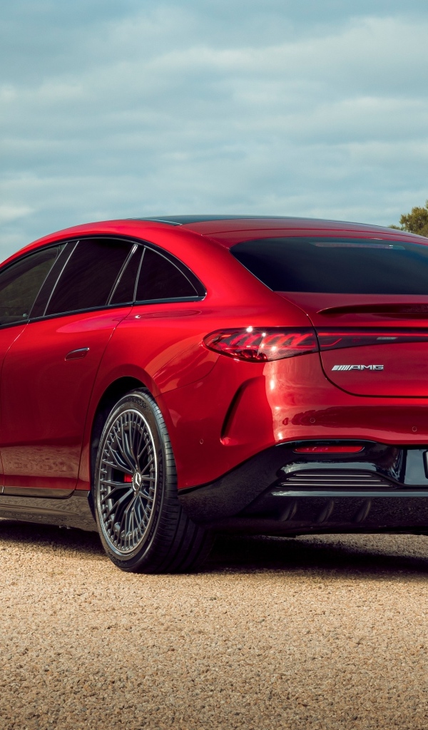 Красный автомобиль Mercedes-AMG EQS 53 4MATIC+