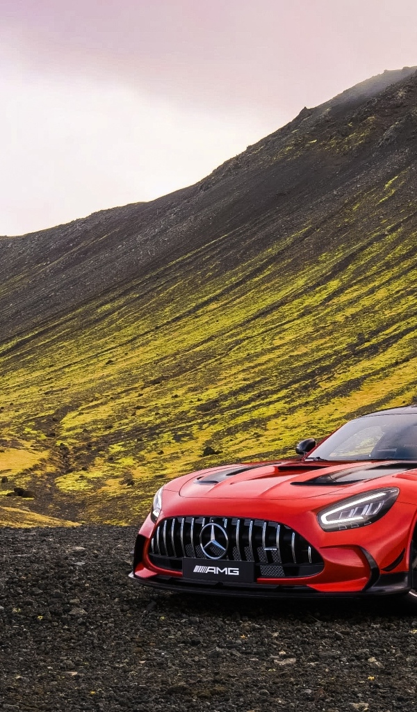 Красный автомобиль Mercedes-AMG GT Black  в горах