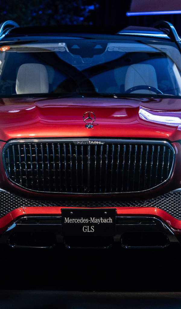 Красный автомобиль Mercedes-Maybach GLS 600 4MATIC 2023 года вид спереди
