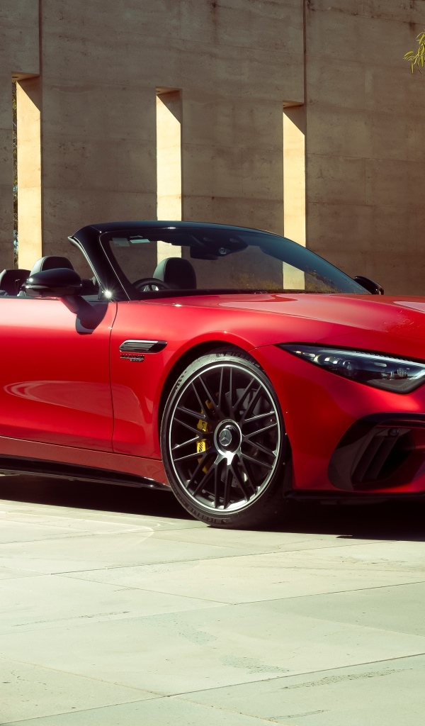 Красный кабриолет Mercedes-AMG SL 63 4MATIC+ 2023 года