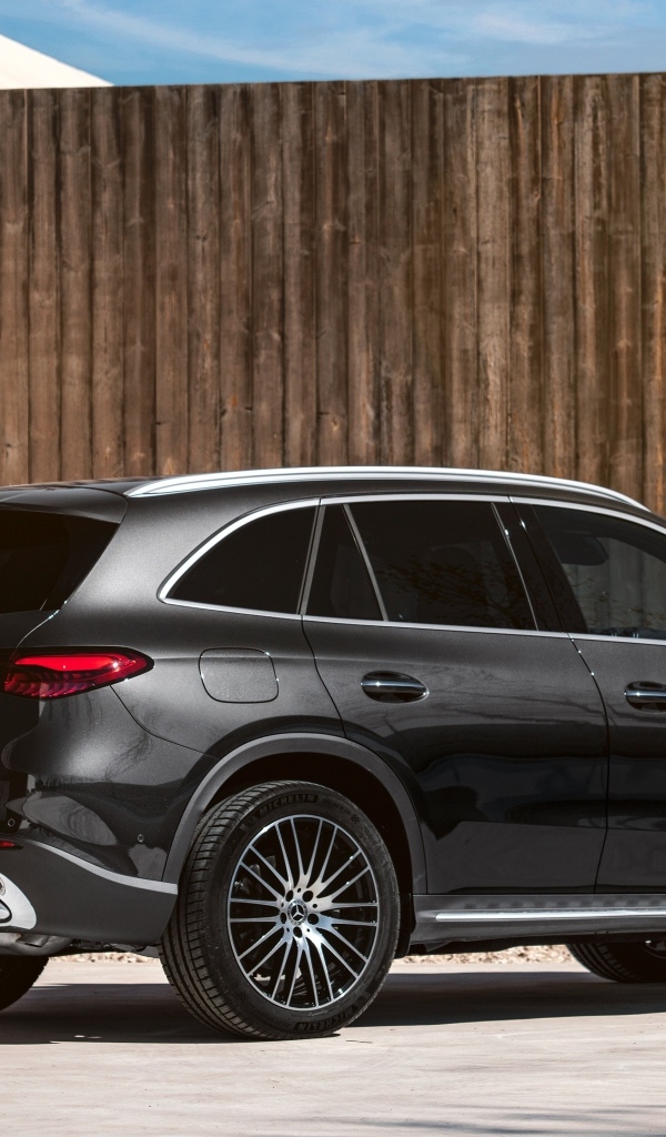 Внедорожник Mercedes-Benz GLC 300 4MATIC  вид сзади