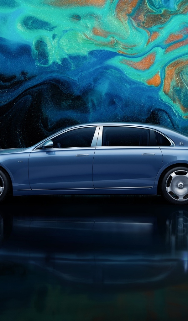 Вид сбоку на автомобиль Mercedes MAYBACH S