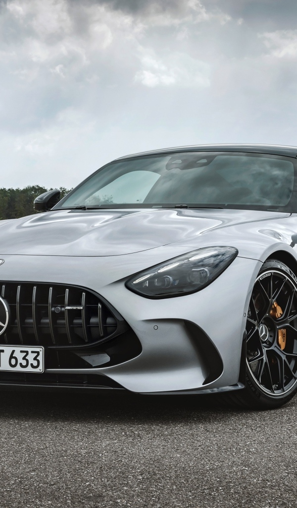 Серебристый автомобиль Mercedes-AMG GT 63 4MATIC+ 2023