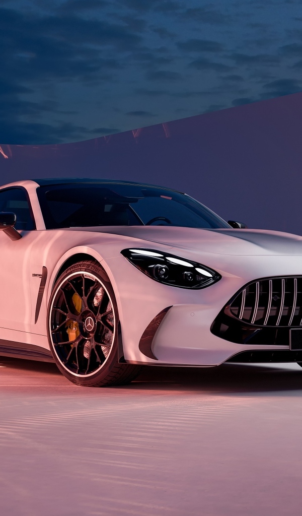 Серебристый автомобиль Mercedes AMG GT 2024 года