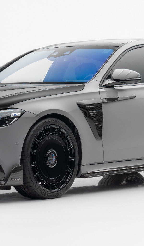 Серебристый автомобиль Mansory Mercedes-AMG S 63 E Performance 2023 года