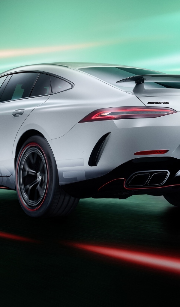 Серебристый автомобиль Mercedes-AMG GT 63 S E Performance  вид сзади