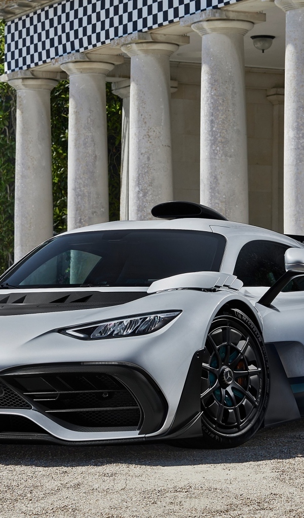 Серебристый быстрый автомобиль Mercedes-AMG ONE