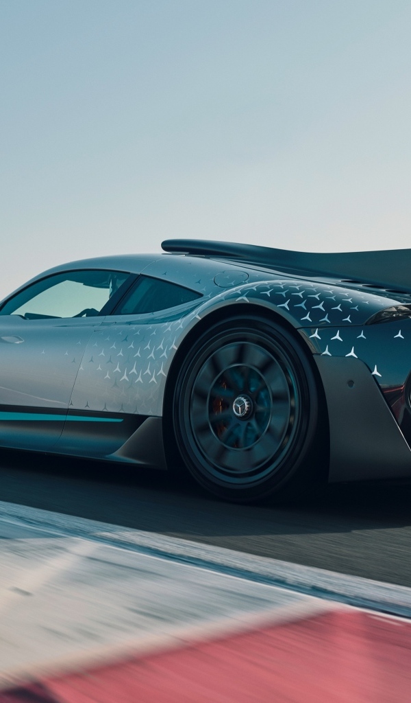 Спортивный автомобиль Mercedes-AMG ONE на трассе