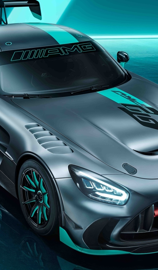 Вид сверху на автомобиль Mercedes-AMG GT2 PRO