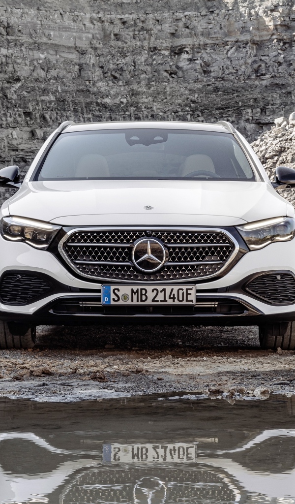 Белый автомобиль Mercedes-Benz E 450 4MATIC All-Terrain 2024 года